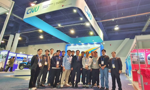 김정겸 총장이 미국 라스베이거스에서 열리고 있는 'CES 2025' 전시장을 방문하고 있다. 출처=충남대