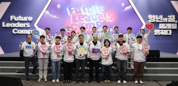 류진 한경협 회장(왼쪽 여섯번째), 장병규 크래프톤 의장(왼쪽 다섯번째), 김창범 한경협 부회장(왼쪽 첫번째)을 비롯한 캠프 참가자들이 9일 강릉 라카이 샌드파인 리조트에서 열린 '2025 한경협 퓨처 리더스 캠프'에 참석해 기념촬영을 하고 있다. 사진=한국경제인협회