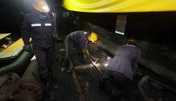 지난달 31일 전남 화순군 동면 화순광업소 동갱 내부에서 광부들이 폐광에 따른 대형 장비를 옮기기 위해 선로를 수리하고 있다. 사진=연합뉴스