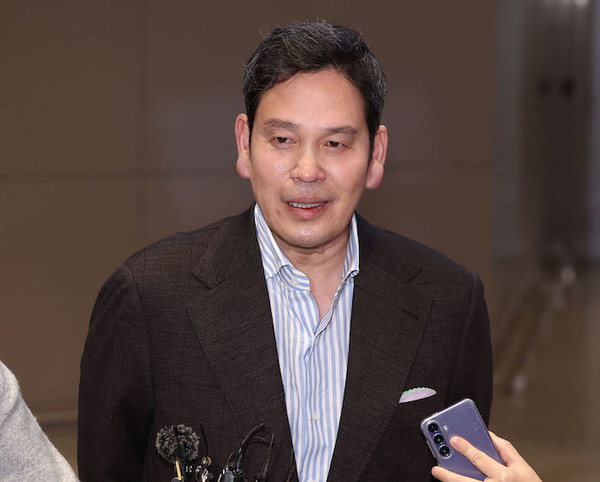 미국에서 도널드 트럼프 미 대통령 당선인을 만난 정용진 신세계그룹 회장이 지난해 12월 22일 인천국제공항 제2여객터미널에서 취재진 질문에 답하고 있다. 사진=연합뉴스