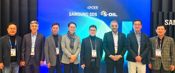 7일(현지시간) 미국 라스베이거스에서 개막한 세계 최대 전자 IT전시회 ‘CES 2025’에서 안와르 알 히즈아지 에쓰오일 최고경영자(CEO)(왼쪽 3번째)와 류열 사장(왼쪽 5번째) 등 경영진이 삼성SDS 전시장을 참관해 이준희 삼성SDS 대표(왼쪽 4번째) 등 관계자들과 기념 촬영을 하고 있다. 사진=에쓰오일