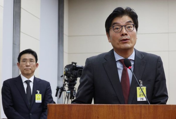 국회 환경노동위원회의 고용노동부 대상 국정감사에서 증인으로 출석한 정종철 쿠팡풀필먼트서비스 대표이사(오른쪽)가 의원 질의에 답하고 있다. 사진=연합뉴스