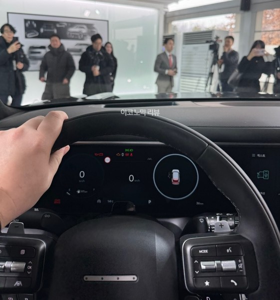 현대자동차는 지난 14일 경기도 성남시 '메종 디탈리'에서 '디 올 뉴 팰리세이드' 발표 행사를 열고 내부 시승 체험을 실시했다. 사진은 운전석에서 바라본 디 올 뉴 팰리세이드의 시야. 사진=양정민 이코노믹리뷰 기자