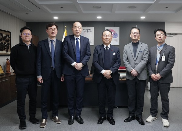 박상돈 천안시장(왼쪽 네번째)과 엔비디아 관계자가 13일 천안시청 제1소회의실에서 스마트도시 조성을 위한 면담을 가진뒤 기념촬영을 하고 있다. 출처=천안시