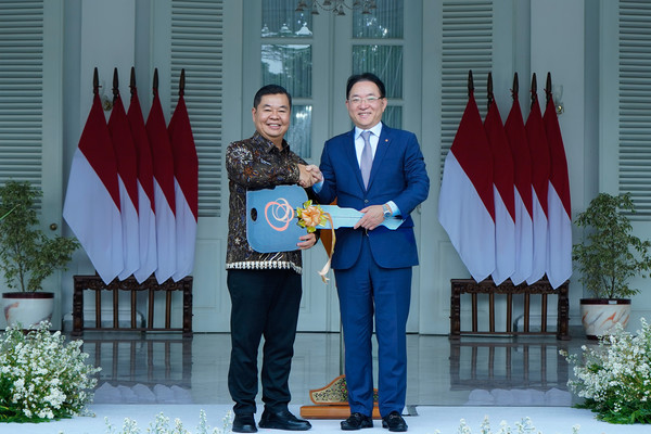 뜨구 스티야부디(Teguh Setyabudi) 인도네시아 자카르타 주지사와 홍정표 한화생명 커뮤니케이션실 부사장이 16일(현지시간) 인도네시아 자카르타 주정부 청사에서 열린 ‘찾아가는 패밀리센터 이양식’ 기념촬영을 하고 있다. 사진제공=한화생명