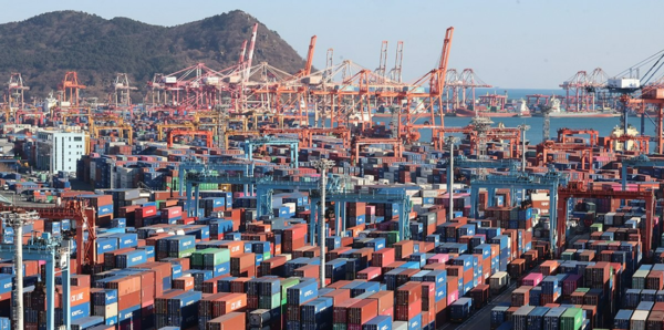 15일 오후 부산항 신감만부두와 감만부두, 신선대부두에 수출입 화물이 쌓여있다. 사진=연합뉴스