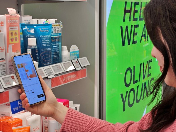 올리브영 매장에서 한 고객이 ‘전자라벨-NFC 기반 상품 탐색 서비스’를 이용하고 있는 모습. 사진=CJ올리브영