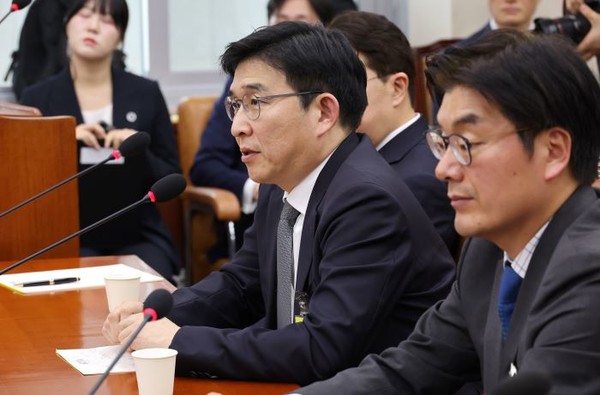 홍용준 쿠팡로지스틱스서비스(CLS) 대표가 의원들의 질의에 답변하고 있다. 사진=연합뉴스