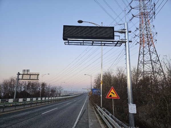 모바휠은 지난 11월 충남 아산시 선우대교에 도로상태 다중감지시스템 '이지웨이'를 설치하며 도로정보 전광판과 연동을 앞두고 있다. 출처=모바휠