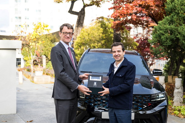 필립 베르투 주한 프랑스 대사(왼쪽)에게 그랑 콜레오스 E-Tech 하이브리드의 스마트키와 기념품을 전달하는 스테판 드블레즈 르노코리아 사장. 사진=르노코리아