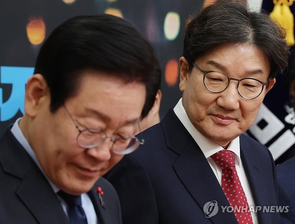 더불어민주당 이재명 대표(왼쪽)가 지난달18일 오후 서울 여의도 국회에서 예방한 국민의힘 권성동 대표 권한대행 겸 원내대표를 만나 자리로 향하고 있다. 사진=연합뉴스.