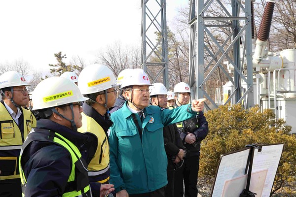 서철수 한전 전력계통본부 부사장이 신성남변전호 현장점검을 진행하고 있다. 사진=한국전력