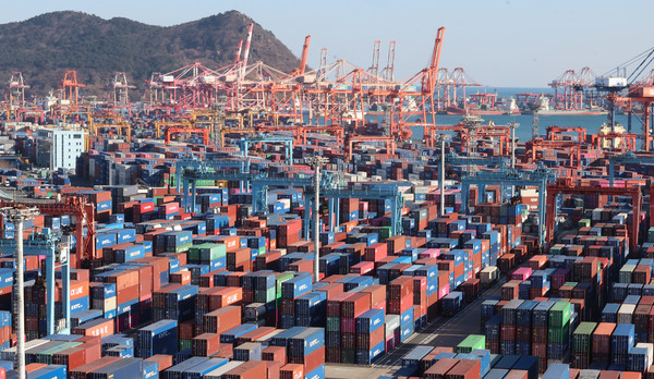 부산항 신감만부두와 감만부두, 신선대부두에 수출입 화물이 쌓여있다. 사진=연합뉴스