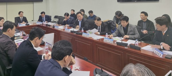 김형렬 행복청장(오른쪽 첫번째)이 3일 서울 국회의원회관 간담회실에서 열린 충청권 국회의원 모임에 참석해 발언하고 있다. 출처=행복청