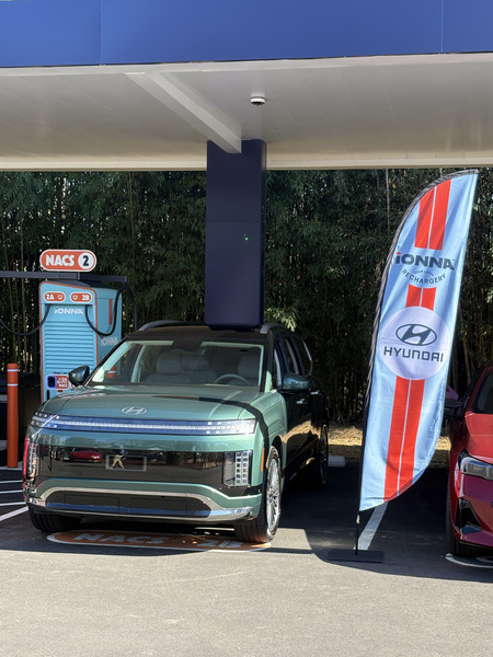 아이오나(IONNA)는 4일(현지 시간) 미국 노스 캐롤라이나 주 본사에서 초고속 충전 서비스 런칭 행사를 개최했다. 아이오나 에이펙스 리차저리에서 현대차 아이오닉 9을 충전하는 모습이다. 사진=현대자동차그룹