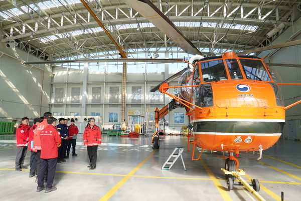  임상섭 산림청장이 울진산림항공관리소의 산불대응 헬기 운영현황을 점검하고 있다. 출처=산림청