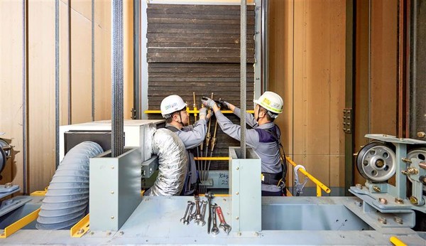 현대엘리베이터의 특별점검단 직원들이 승강기 정밀점검을 진행하고 있다. 사진=현대엘리베이터