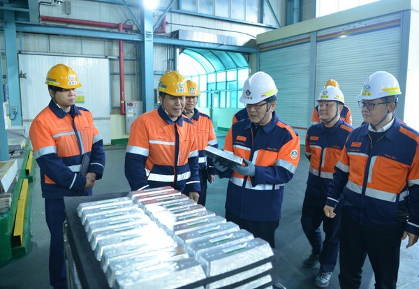 이제중 고려아연 부회장(앞줄 왼쪽 3번째)이 7일 온산제련소 내 인듐 공장을 찾아 생산된 제품을 확인하고 있다. 사진=고려아연