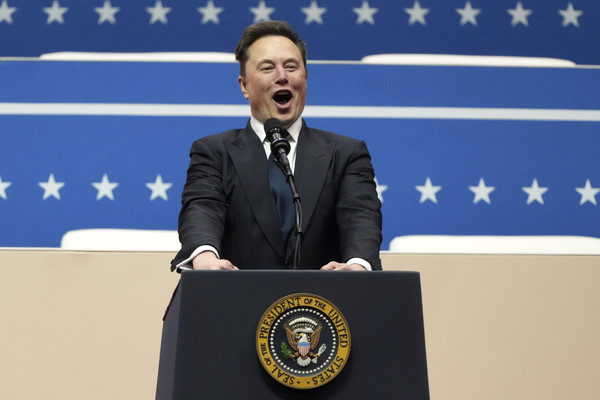 일론 머스크 미국 정보효율부 수장이 지난달 20일 열린 대통령 취임식 퍼레이드 행사에서 연설하고 있다. 사진=연합뉴스