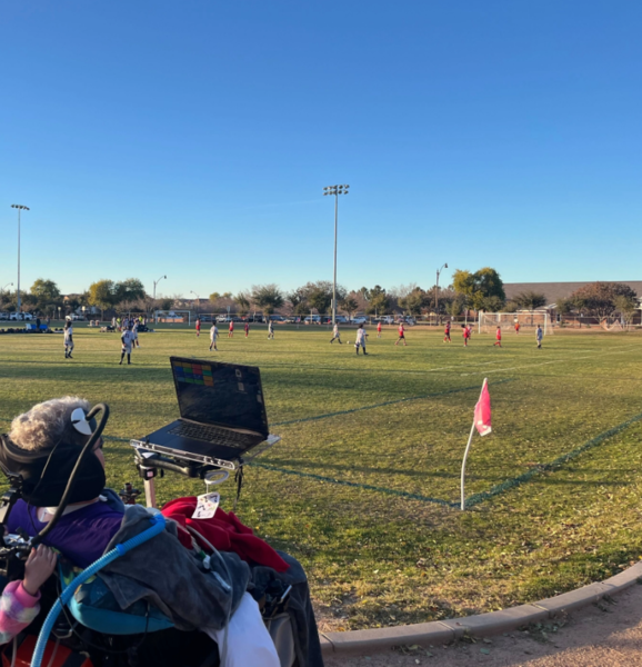 루게릭병 환자인 브래드가 자녀의 축구 경기가 열리고 있는 구장에서 자신의 뇌에 이식된 칩으로 의사 소통을 하고 있다. 사진=뉴럴링크 홈페이지