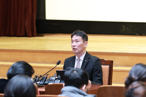 이복현 금융감독원장이 10일 서울 금융감독원에서 기자간담회를 열고 2025년 업무계획에 대해 설명하고 있다. 사진 = 금감원.