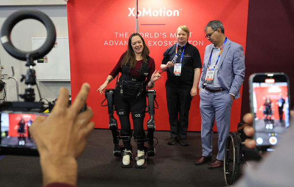 CES 2025 개막 이틀째인 지난달 8일 미국 네바다주 라스베이거스 베네시안 엑스포 휴먼 인 모션 로보틱스 전시관에서 관계자가 자율형 외골격 웨어러블 로봇 Xo모션을 시연하며 춤을 추고 있다. 이 관계자는 실제 다리가 불편한 장애인이다. 사진=연합뉴스