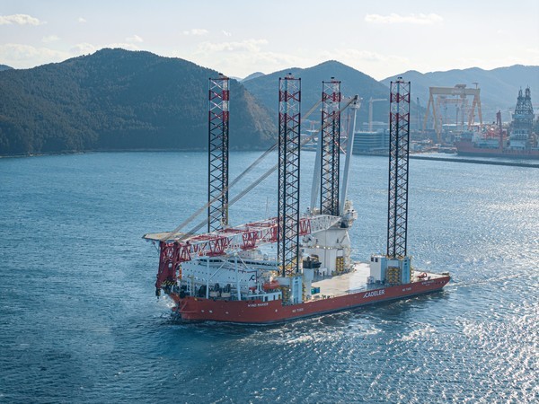 한화오션이 건조한 대형 해상풍력발전기 설치선(WTIV) 시운전 모습. 사진=한화오션