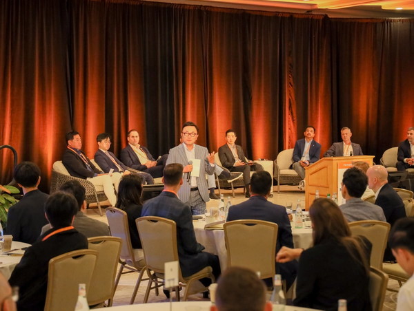 미국 페어몬트 하와이 호텔에서 (현지시간) 3일 열린 ‘미래에셋 ETF Rally 2025’에서 미래에셋그룹 박현주 회장과 글로벌 ETF 임직원들이 ETF 비즈니스 현황을 공유하고 있다. 사진 = 미래에셋자산운용.