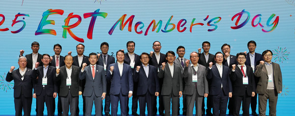 최태원 대한상의 회장과 참석자들이 기념촬영을 하고 있다. 사진=대한상공회의소