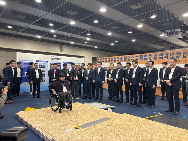 이동약자 경사로 체험을 관람하는 최태원 회장과 참석자들. 사진=이코노믹리뷰 김효경 기자