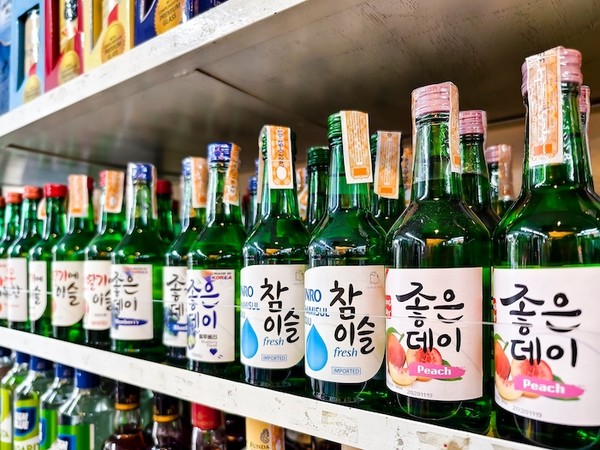 해외 마트에 진열된 국내 소주들. 사진=셔터스톡