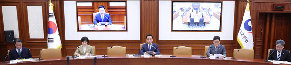 임상섭 산림청장이 12일 국정현안관계 장관회의에 참석해 봄철 대형산불 대비‧대응계획을 발표했다. 출처=산림청