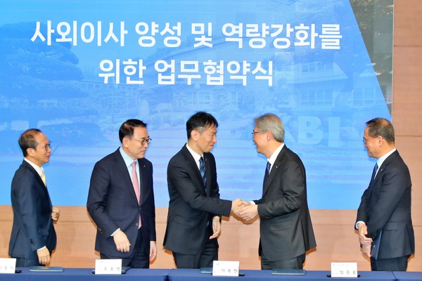 임종룡 우리금융그룹 회장(오른쪽에서 두 번째)이 13일 한국금융연수원에서 열린 ‘사외이사 양성 및 역량강화를 위한 업무협약식’에 참석해 협약서에 서명한 뒤 이복현 금융감독원장(오른쪽에서 세번 째)과 악수하고 있다. 출처=우리금융그룹