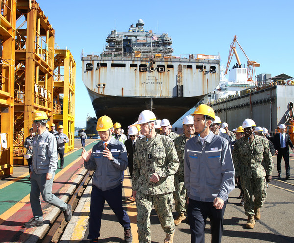 한화그룹 김동관 부회장(오른쪽)과 미국 해군 태평양함대 사령관 스티븐 쾰러 제독(가운데)이 거제사업장에서 정비 중인 ‘월리 쉬라’함 정비 현장을 둘러보고 있다. 사진=한화