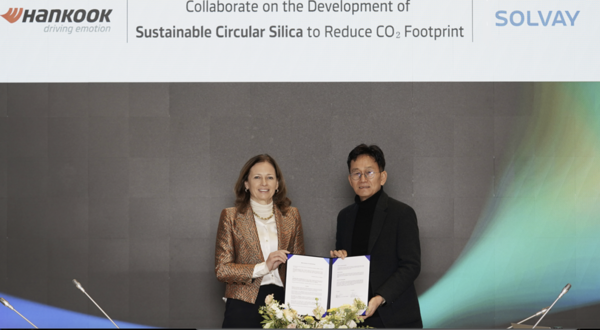 지난 1월 10일 한국타이어의 하이테크 연구소 ‘한국테크노돔(Hankook Technodome)’에서 한국타이어 연구개발혁신본부장 구본희 사장과 솔베이 아로마&실리카 글로벌 앤 뉴텐즈(An Nuyttens) 사장 등 주요 관계자들이 MOU 협약식을 맺었다. 사진=한국타이어앤테크놀로지