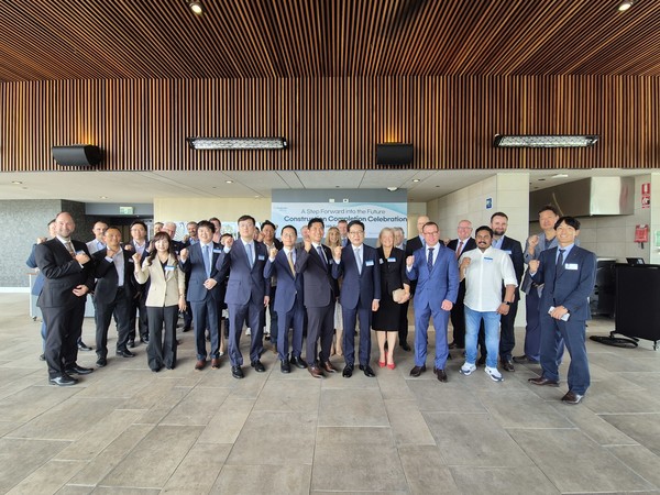 권명호 한국동서발전 사장(오른쪽에서 다섯번째)과 김성연 주 브리즈번 총영사(오른쪽에서 여섯번째), 저스틴 맥고완 퀸즐랜드주 무역투자청장(오른쪽에서 세번째) 및 관계자들이 기념사진을 찍고 있다. 사진=한국동서발전