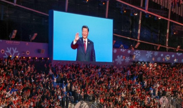시진핑 중국 국가 주석이 하얼빈 동계올림픽 경기장에서 스크린으로 인사하고 있다. 사진=연합뉴스