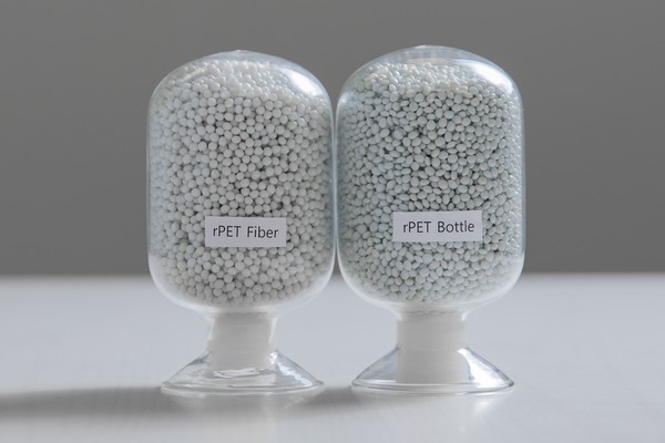 삼양그룹의 페트(PET) 재활용 소재 생산 계열사인 삼양에코테크가 자체 생산한 재활용 페트칩이 식품의약품안전처로부터 식품 용기용 재생원료로 인증 받았다고 19일 밝혔다. 사진=삼양에코테크