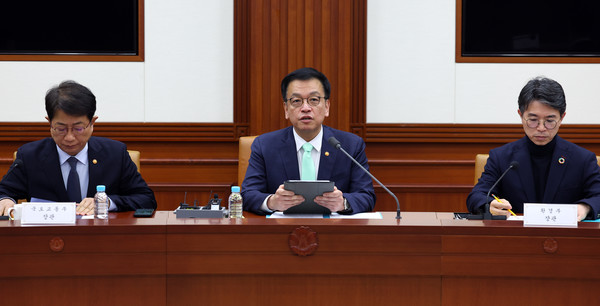 최상목 대통령 권한대행 부총리 겸 기획재정부 장관이 19일 서울 종로구 정부서울청사에서 열린 민생경제점검회의에서 발언하고 있다. 왼쪽부터 박상우 국토교통부 장관, 최 대통령 권한대행, 김완섭 환경부 장관. 사진=연합뉴스