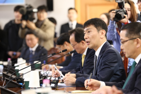 19일 서울 중구 은행연합회에서 열린 은행장 간담회에서 이복현 금융감독원장이 모두발언하고 있다. 출처=금융감독원