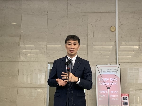 이복현 금융감독원장이 19일 서울 중구 은행연합회에서 은행장 간담회를 마친 뒤 기자들의 질문에 답변하고 있다. 사진=강예슬 기자