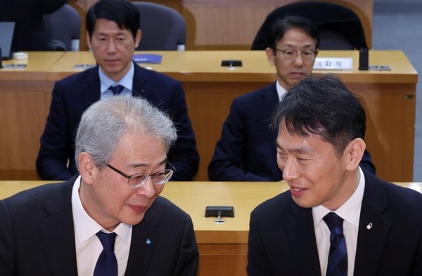 이복현 금융감독원장과 임종룡 우리금융그룹 회장이 지난 13일 서울 한국금융연수원에서 열린 사외이사 양성 및 역량 강화 업무협약식에서 대화하고 있다. 출처=연합뉴스