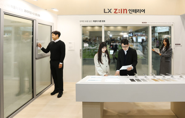 '2025 코리아빌드위크' LX하우시스 전시관 방문객들이 뷰프레임 창호를 보고 있다.