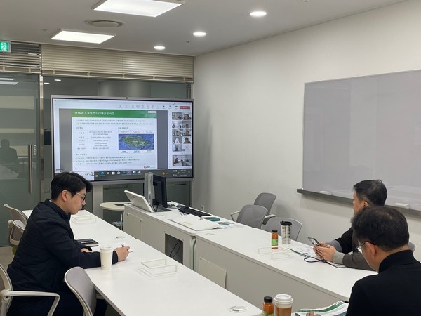 자메이카전력공사 담당자가 설명회를 진행하고 있는 모습. 사진=한국동서발전