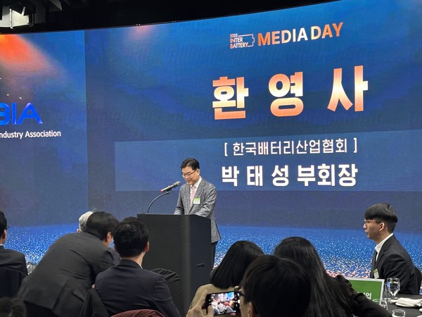박태성 한국배터리산업협회 상근부회장이 '인터배터리 어워즈'에서 환영사를 하고 있다. 사진=이코노믹리뷰 김효경 기자