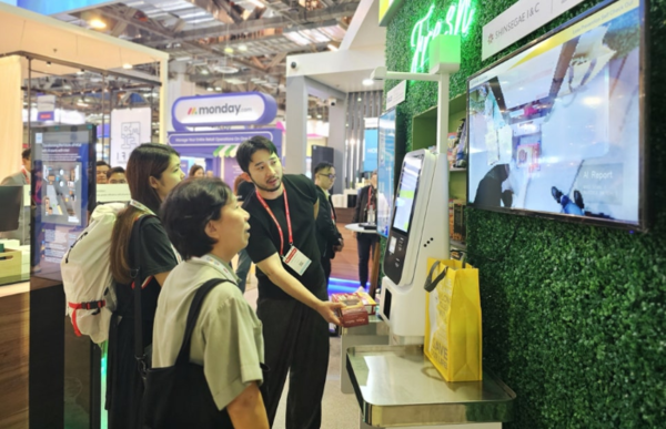 싱가포르에서 진행된 유통산업 전시회 NRF APAC 2024에서 관람객이 신세계아이앤씨의 스파로스 스캔케어(AI 카메라) 기술을 체험하고 있다. 사진=이마트