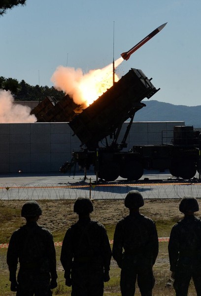 공군 장병들이 패트리엇 미사일이 가상 적 항공기인 무인 표적기를 향해 발사되는 모습을 바라보고 있다. 사진=대한민국 공군