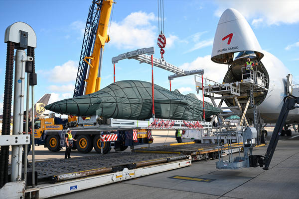 아시아나항공이 B747 화물기를 활용해 영국으로 한국 공군 블랙이글스 T-50B 항공기를 수송한 뒤 내리는 모습. 출처= 아시아나항공