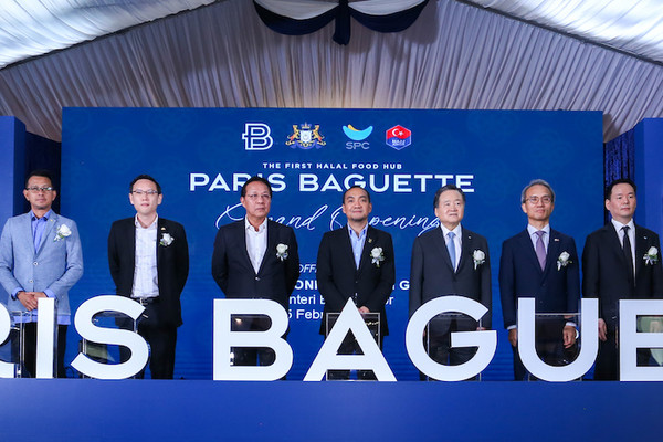 (왼쪽에서 네번째부터) 온 하피즈 빈 가지 말레이시아 조호르주 주지사, 허영인 SPC그룹 회장, 여승배 주말레이시아 한국대사, 허진수 SPC그룹 사장이 기념 촬영을 하고 있다. 사진=SPC그룹