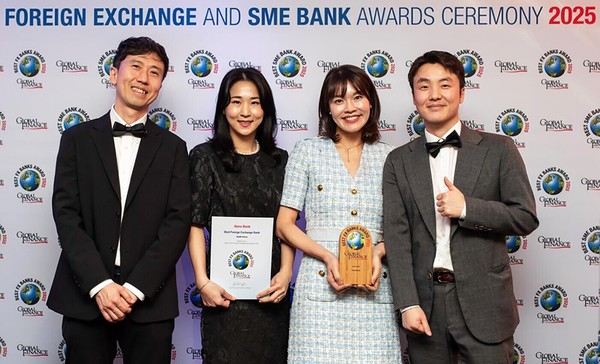 지난 25일(현지 시각) 영국 런던에서 열린 시상식에 참석한 김택회 하나은행 런던지점 팀장(왼쪽), 박영애 하나은행 남동산단금융센터지점 과장(왼쪽에서 두 번째), 이선미 하나은행 성산동지점 과장(오른쪽에서 두 번째), 이치우 하나은행 런던지점 과장이 기념 촬영을 하고 있다. 출처=하나은행